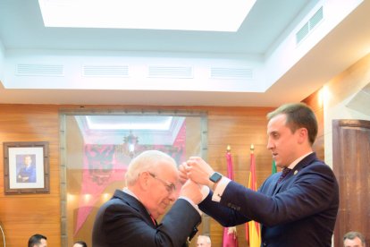 El alcalde obsequió a Gabriel Flores tras el nombramiento.