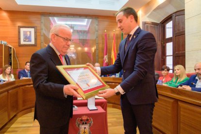 El alcalde obsequió a Gabriel Flores tras el nombramiento.