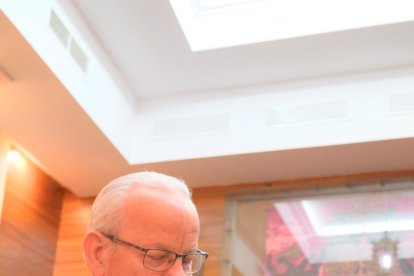 El alcalde obsequió a Gabriel Flores tras el nombramiento.