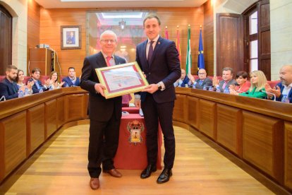 El alcalde obsequió a Gabriel Flores tras el nombramiento.