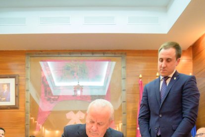 Gabriel Flores escribió una dedicatoria en el libro oficial de firmas del Ayuntamiento.