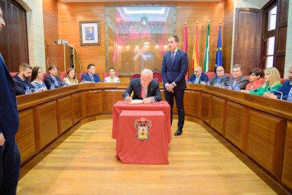 Gabriel Flores escribió una dedicatoria en el libro oficial de firmas del Ayuntamiento.