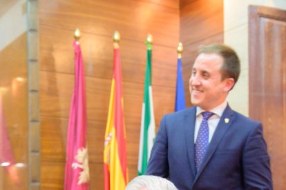 Gabriel Flores escribió una dedicatoria en el libro oficial de firmas del Ayuntamiento.