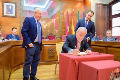 Gabriel Flores escribió una dedicatoria en el libro oficial de firmas del Ayuntamiento.