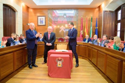Gabriel Flores escribió una dedicatoria en el libro oficial de firmas del Ayuntamiento.