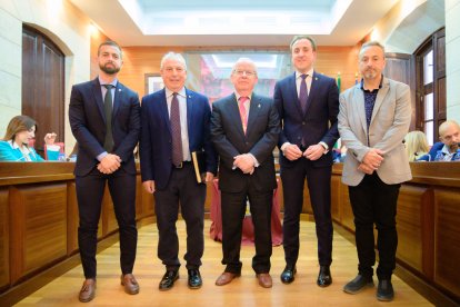 El edil de Cultura junto al secretario del Ayuntamiento junto al nuevo cronista, el alcalde y el archivero municipal.