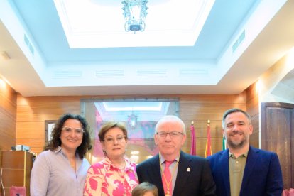 Gabriel Flores junto a su esposa, hija y nietos.