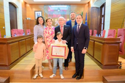 Gabriel Flores junto a su esposa, hija y nietos.