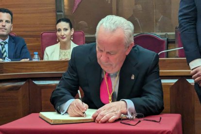 Gabriel Flores escribió una dedicatoria en el libro oficial de firmas del Ayuntamiento.