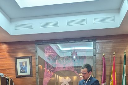 Gabriel Flores escribió una dedicatoria en el libro oficial de firmas del Ayuntamiento.