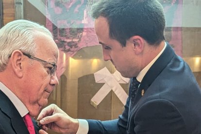 El alcalde obsequió a Gabriel Flores tras el nombramiento.