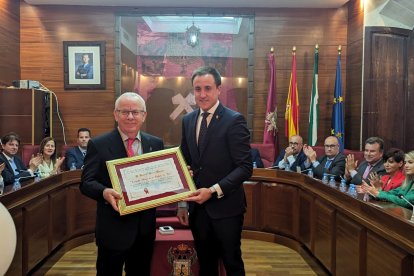 El alcalde obsequió a Gabriel Flores tras el nombramiento.