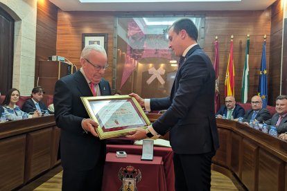 El alcalde obsequió a Gabriel Flores tras el nombramiento.