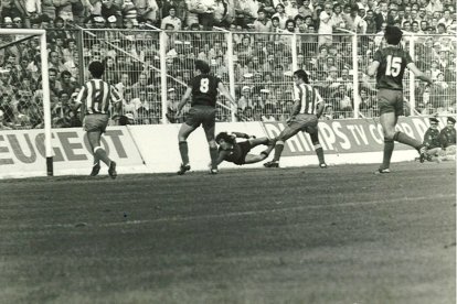 El campo se llenó hasta la bandera.