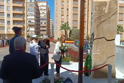 Entrega de ramo de flores de los familiares de Juanje López, el guardia civil que perdió la vida el pasado 19 de marzo en un accidente en Sevilla.