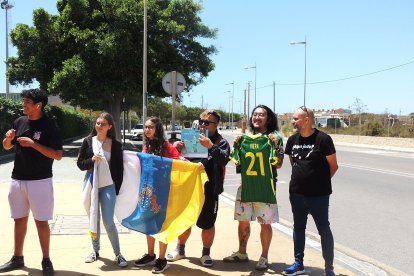 Los dos fanáticos de Viera y sus paisanos en la salida del estadio.