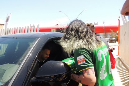 Viera firmándole a su fanático.