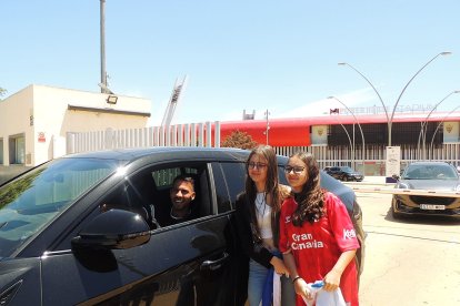 Viera posando con las dos canarias.