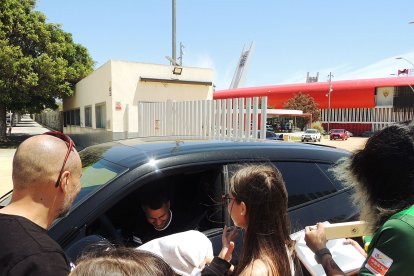 Viera firmándole a la familia canaria