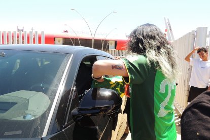 Viera recibiendo los regalos del fan chino.