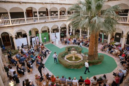 Vista general del claustro de la Escuela de Arte donde se celebró el desfile Mucho x Vivir.
