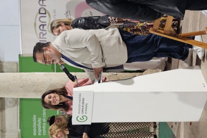 Magdalena Cantero, presidenta de la AECC, y Alfredo Casas, presentador.