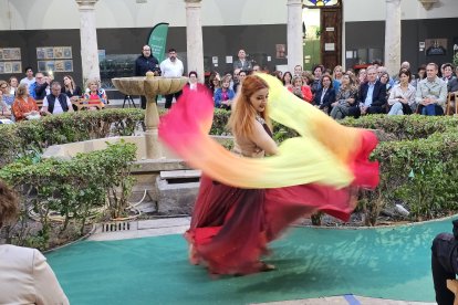 La bailarina Rosa París contribuyó con su arte al desfile celebrado en la Escuela de Arte y Superior de Diseño Carlos Pérez Siquier.