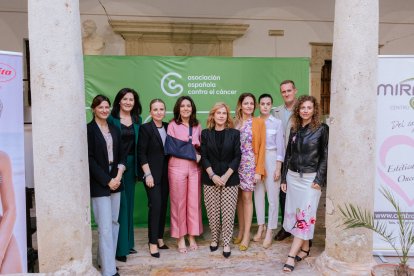 Magdalena Cantero, con representantes de distintas instituciones.