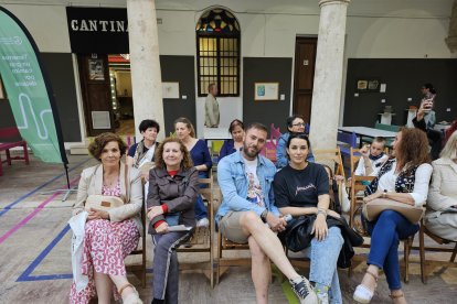 Público asistente al desfile en la tarde-noche del martes.