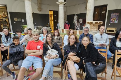 Público asistente al desfile en la tarde-noche del martes.