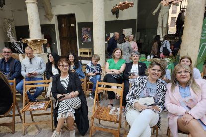 Público asistente al desfile en la tarde-noche del martes.
