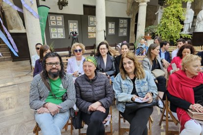 Público asistente al desfile en la tarde-noche del martes.
