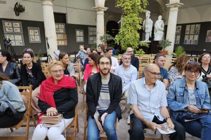Público asistente al desfile en la tarde-noche del martes.