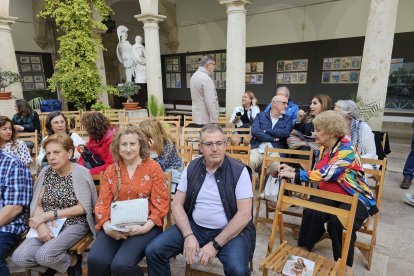 Público asistente al desfile en la tarde-noche del martes.