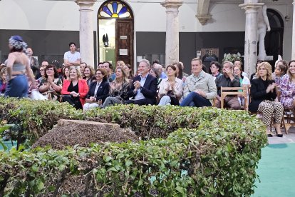 Público asistente al desfile en la tarde-noche del martes.