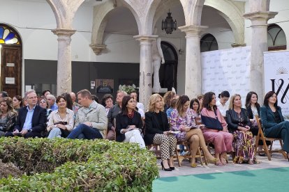 Público asistente al desfile en la tarde-noche del martes.
