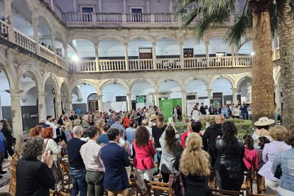 Público asistente al desfile en la tarde-noche del martes.