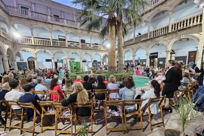 Público asistente al desfile en la tarde-noche del martes.