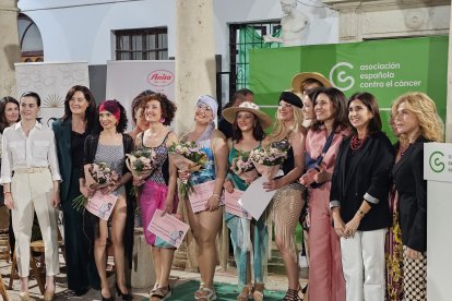 Entrega de reconocimientos por participar en el evento.