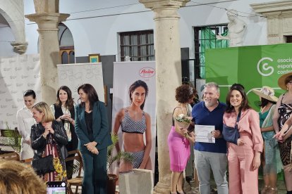Entrega de reconocimientos por participar en el evento.