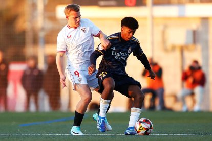 Aguantándola ante el jugador del club sevillano.