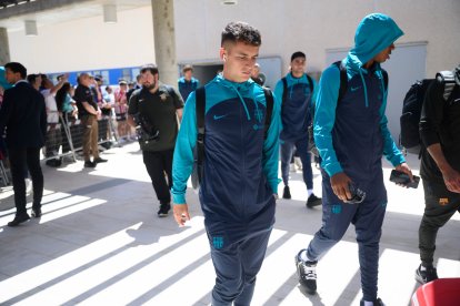 Los jugadores saliendo del Aeropuerto.