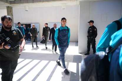 Ferrán Torres con las manos en los bolsillos.