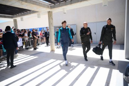 Marcos Alonso camino del autobús.