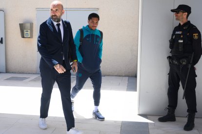 El Barça se siente arropado en Almería.