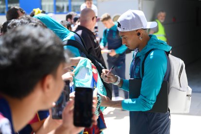 El brasileño Rapinha firmando una camiseta.