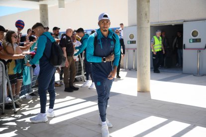 Ellos se pararon y los hicieron felices.