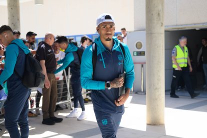 Rapinha mira a la cámara antes de subir al bus.