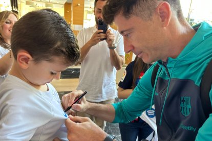 Aquí con Lewandoski firmando a Eugencio Gonzálvez López
