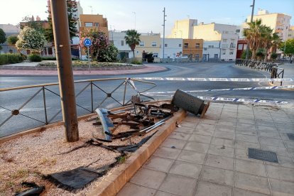 Mobiliario urbano y restos del vehículo.